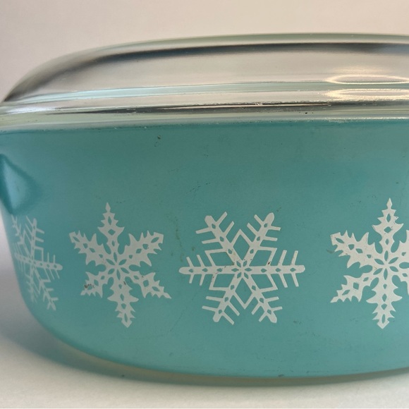 Vintage Pyrex Turquoise Snowflake 1 1/2 Quart Casserole Dish with Original Lid - Picture 2 of 11